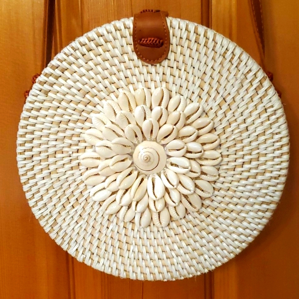 Shell and Rattan Circle Crossbody‎ Purse - Picture 2 of 10